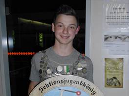 Ein Bild, das Person, drinnen, haltend, Wand enthält.
Automatisch generierte Beschreibung